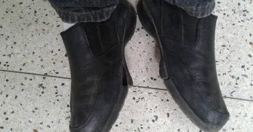 Zapatos rotos de un profesor universitario