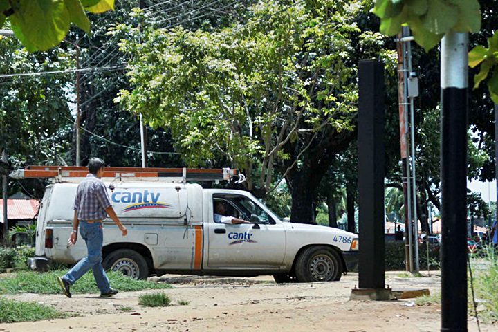 Un hombre pasa junto a un camión de la compañía nacional de telecomunicaciones de Venezuela CANTV en Barinas, Venezuela, 25 de septiembre de 2018. Fotografía tomada el 25 de septiembre de 2018. REUTERS / Carlos Eduardo Ramirez