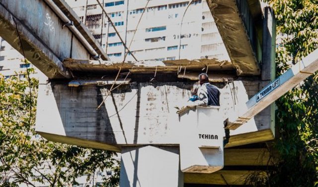 Se desplomó la pasarela que conecta Parque Central con San Agustín | Foto: Kenny Linares - El Nacional