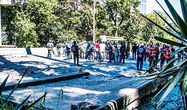 Tres personas resultaron lesionadas y una fallecida por causa del suceso. Estas se encuentran en el Hospital Pérez Carreño luego de que las autoridades los trasladaran al centro asistencial | Foto: Kenny Linares- El Nacional