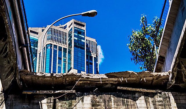 Se desplomó la pasarela que conecta Parque Central con San Agustín del Sur, La Charneca, Caracas Foto: Kenny Linares- El Nacional