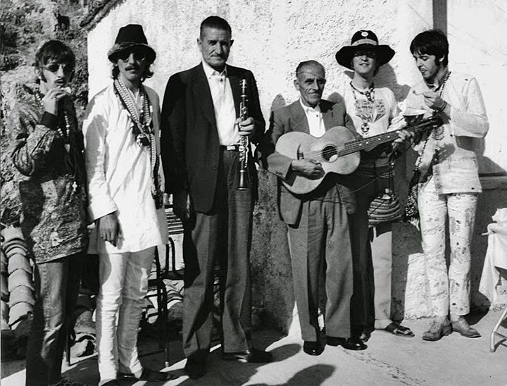 Los Beatles en una taberna en Korissia, isla de Kea, Grecia. Julio de 1967