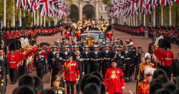 La ultima procesion de la reina Isabel II por Londres