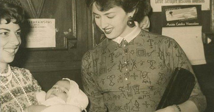 Mujeres en bautizo circa 1950 portada