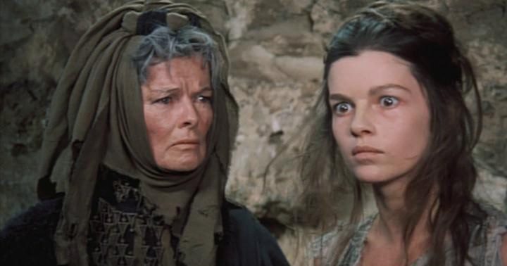 Katherine Hepburn y Genevieve Bujold como Hecuba y Casandra en The Trojan Women