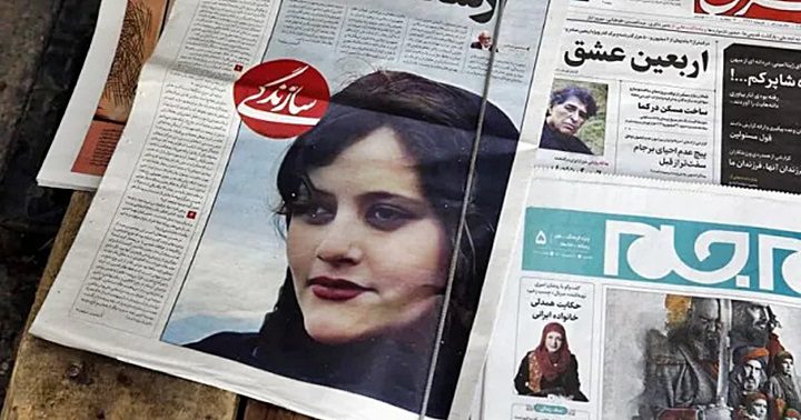 Diarios iraníes informando de la muerte de Mahsa Amini en Teherán