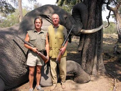 Juan Carlos de Borbón posa ante un elefante abatido durante un safari en Botsuana en 2006. Esta imagen generó críticas y el deterioro de su imagen pública. RANN SAFARIS
