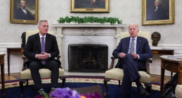 Joe Biden cedió para poder llegar a un acuerdo sobre el techo de deuda con y Kevin McCarthy