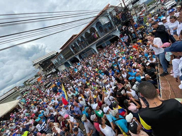Reinaldo Armas A María Corina Machado