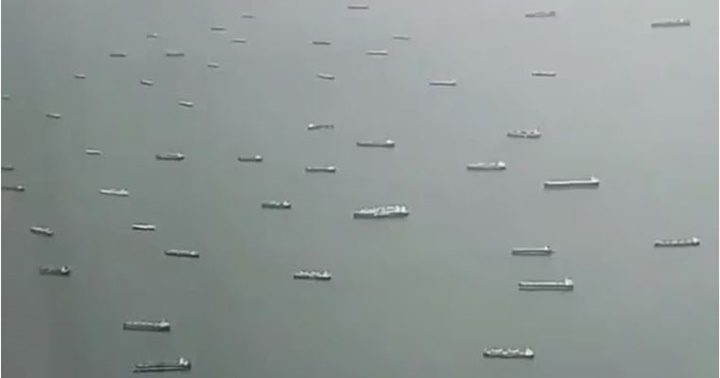 Barcos esperando en el canal de Panamá