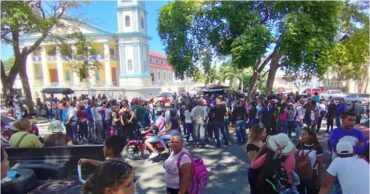 Educadores en la plaza Andrés Eloy Blanco