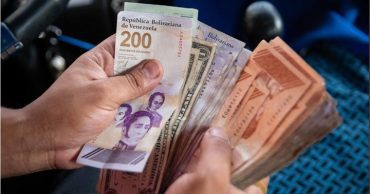 Dólares y bolívares