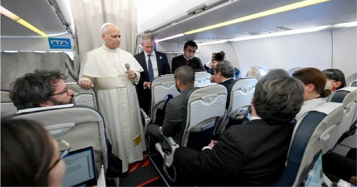 Papa León XIV en el avión