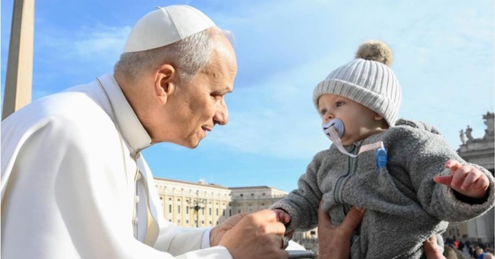 Papa León XIV y niño