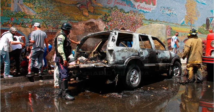 Carro incendiado Venezuela 1