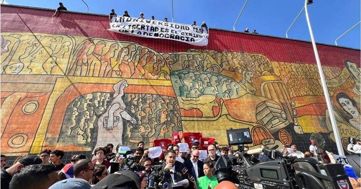 Estudiantes venezolanos bloquean autopista para exigir liberación de presos políticos