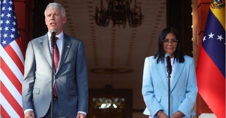 Chris Wright y Delcy Rodríguez