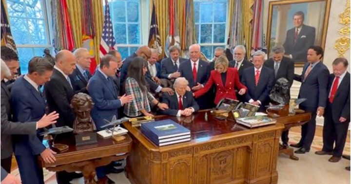 Donald Trump rezando