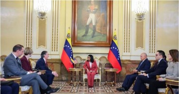 Delcy Rodríguez y John Barret