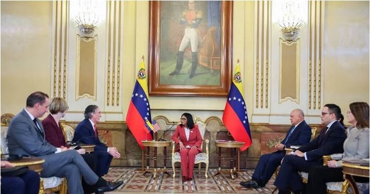 Delcy Rodríguez y John Barret