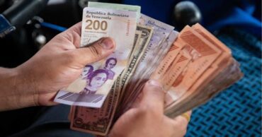 Dólares y bolívares