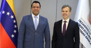 Héctor Silva y John Barrett