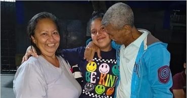 Samantha con sus abuelos