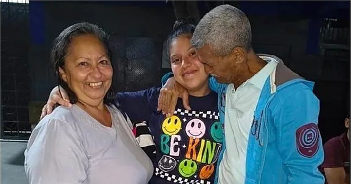 Samantha con sus abuelos