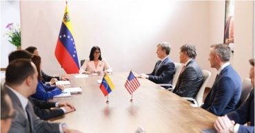 Delcy Rodríguez y Andrew Rapp