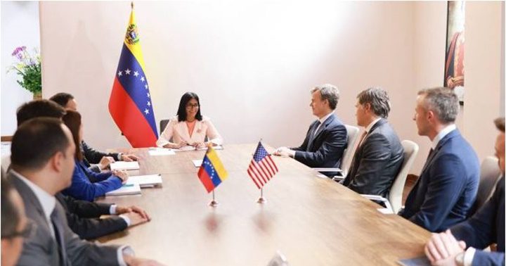Delcy Rodríguez y Andrew Rapp