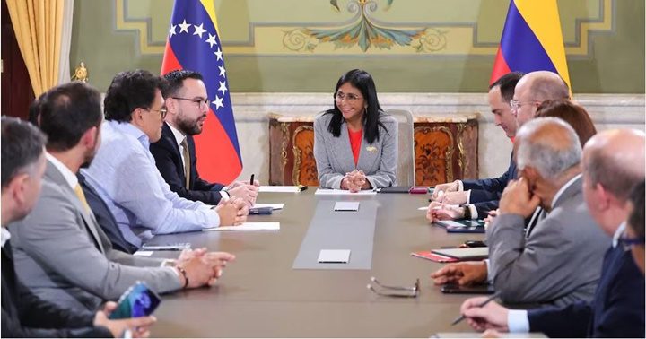 Delcy Rodríguez y autoridades Colombia