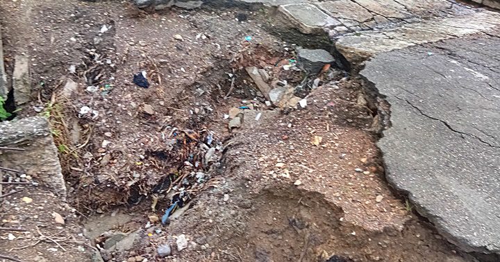 Deterioro de batea en la calle 5 de Julio