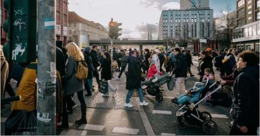 Gente caminando en Europa