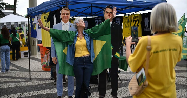 Flávio Bolsonaro y su padre Jair Bolsonaro