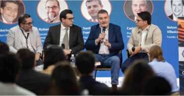 Carlos Mousadi hablando