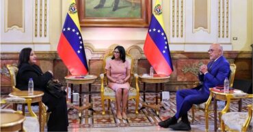 Delcy y Jorge Rodríguez con Dinorah Figuera